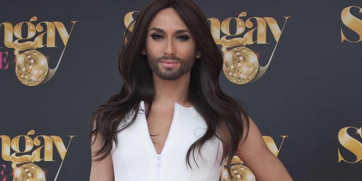 Conchita Wurst na Gali Shangay Pride w białej sukience