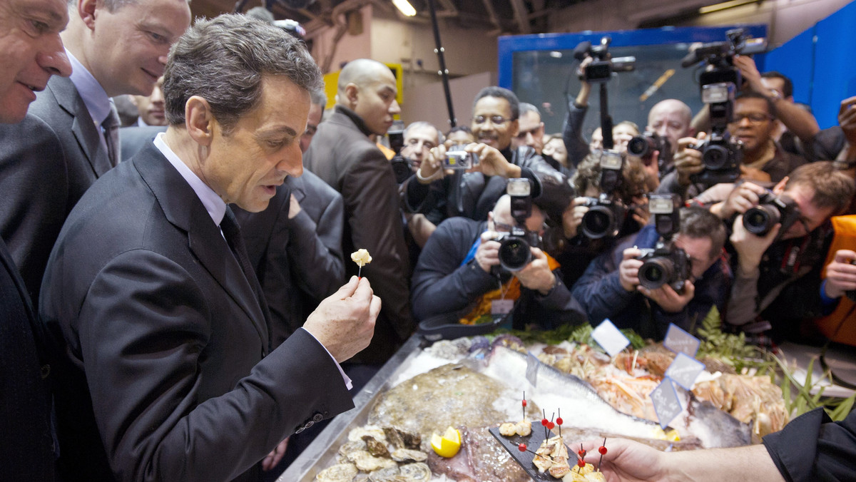 Prezydent Francji Nicolas Sarkozy, który przebywał w Bajonnie, w Kraju Basków, musiał schronić się w kawiarni, gdy został zaatakowany przez tłum przeciwników. Incydent był powodem jego spóźnienia na szczyt przywódców UE w Brukseli.