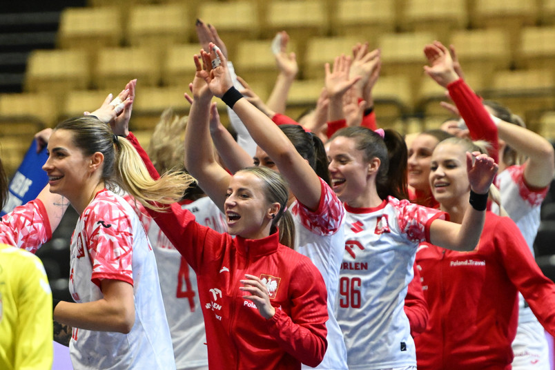 Zawodniczki reprezentacji Polski cieszą się ze zwycięstwa w meczu grupy 3 mistrzostw świata piłkarek ręcznych z Serbią w duńskim Herning
