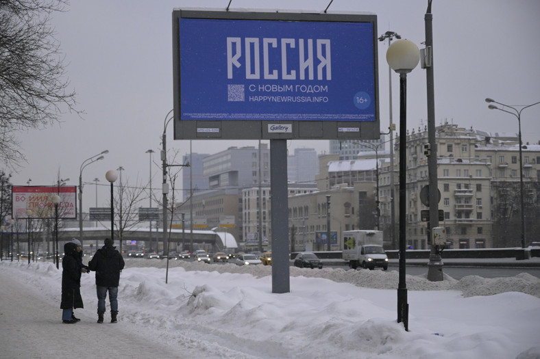 Billboard z napisem "Szczęśliwego Nowego Roku" i kodem QR prowadzącym do strony stworzonej przez opozycję, zachęcającej do głosowania przeciwko Putinowi, Moskwa, 7 grudnia 2023 r.