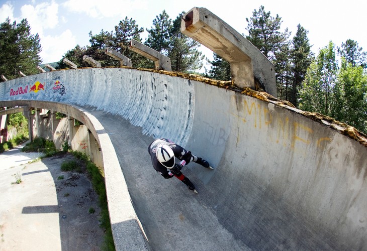 Betonowa rura ma średnicę ok. 1,5 metra. Czasem ciężko jest utrzymać się na torze