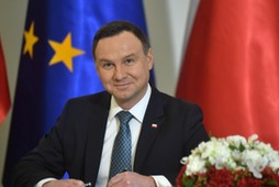 Prezydent Andrzej Duda przez prezydenta Andrzeja Dude ustawy obizajacej wiek emerytalny