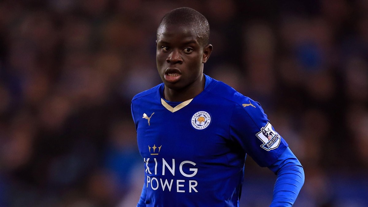 Wszystko wskazuje na to, że po zakończeniu sezonu N'Golo Kante opuści Leicester City. Zdaniem "London Evening Standard" francuskim pomocnikiem interesują się trzy kluby: Arsenal, Manchester City oraz Paris St. Germain. Jeśli piłkarz będzie chciał odejść, to Lisy nie będą mogły go zatrzymać - w jego kontrakcie zapisana jest kwota odstępnego wynosząca 25 milionów euro.