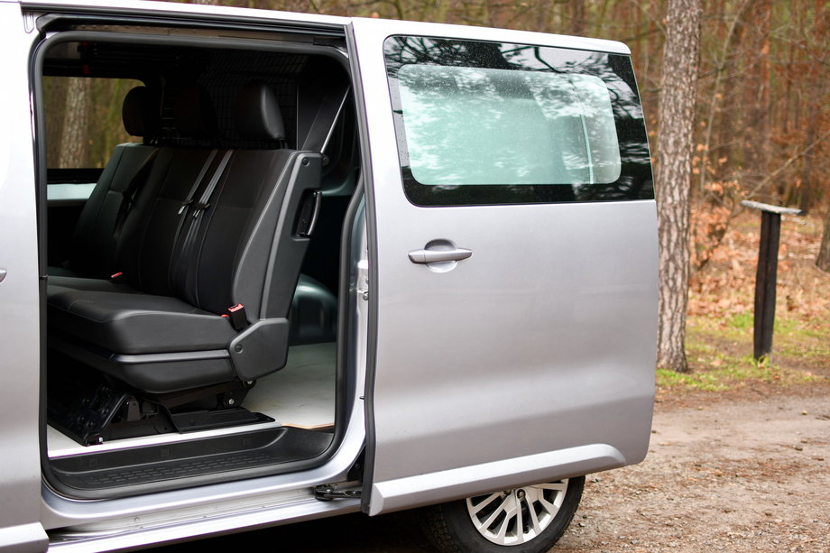 Opel Vivaro dostępny jest jako furgon, furgon z podwójną kabiną i nawet 9-osobowa wersja kombi