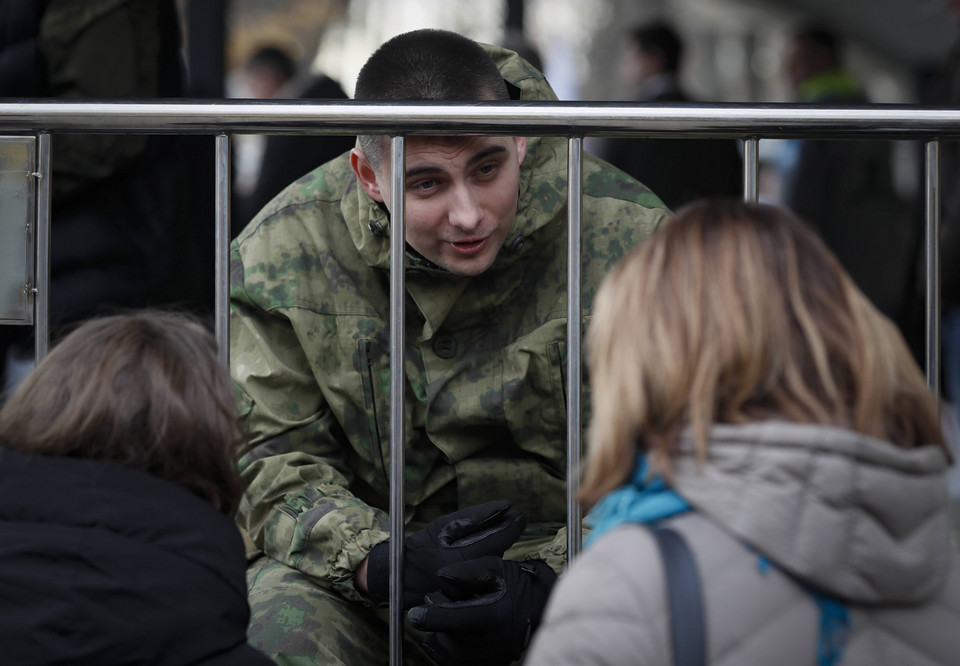 Rosyjski poborowy żegna się z krewnymi w biurze rekrutacyjnym podczas częściowej mobilizacji wojskowej Rosji w Moskwie. 12.10.2022 r.