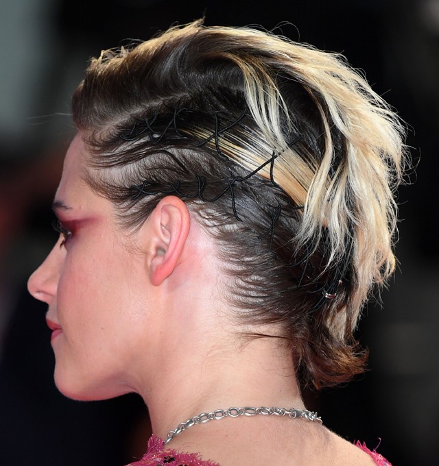 Kristen Stewart élete legnőiesebb ruháját viselte a vörös szőnyegen, de talán nem kellett volna