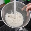 Industrijski proizvedeni pirinač je praktično čist i bezbedan, pa pranje uglavnom nije neophodno
