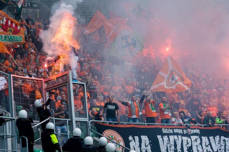 Ochroniarz podpalił na stadionie kibica Zagłębia