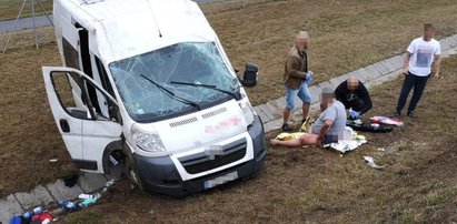 Policjanci zdumieni! Na ich oczach dachował bus, a w środku...