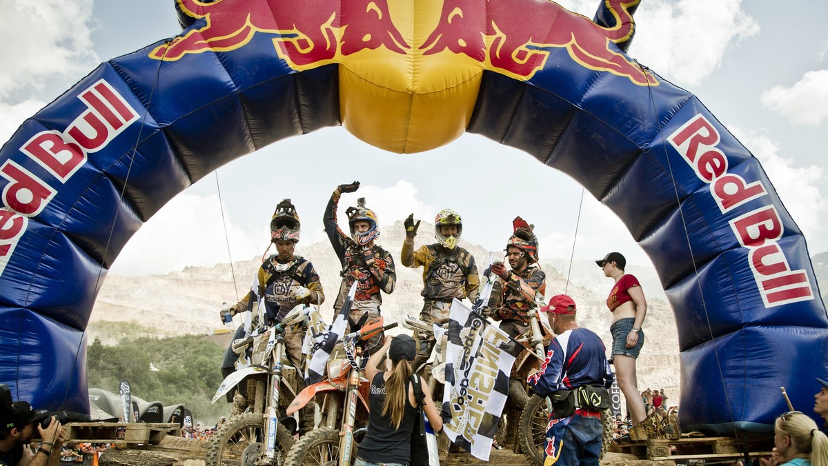 XXI edycja Erzbergrodeo złotymi zgłoskami zapisała się na kartach historii Hard Enduro. Niedzielny wyścig Red Bull Hare Scramble okazał się najtrudniejszym w dziejach tej imprezy. Ekstremalną trasę zdołało pokonać tylko 6 zawodników. Czworo z nich: Gomez, Walker, Jarvis, Lettenbichler, wspólnie wjechało na metę i zostało uznanych za równorzędnych zwycięzców Red Bull Hare Scramble. 5-krotny zwycięzca imprezy, Tadeusz Błażusiak, po upadku na pierwszym podjeździe musiał wycofać się z rywalizacji.