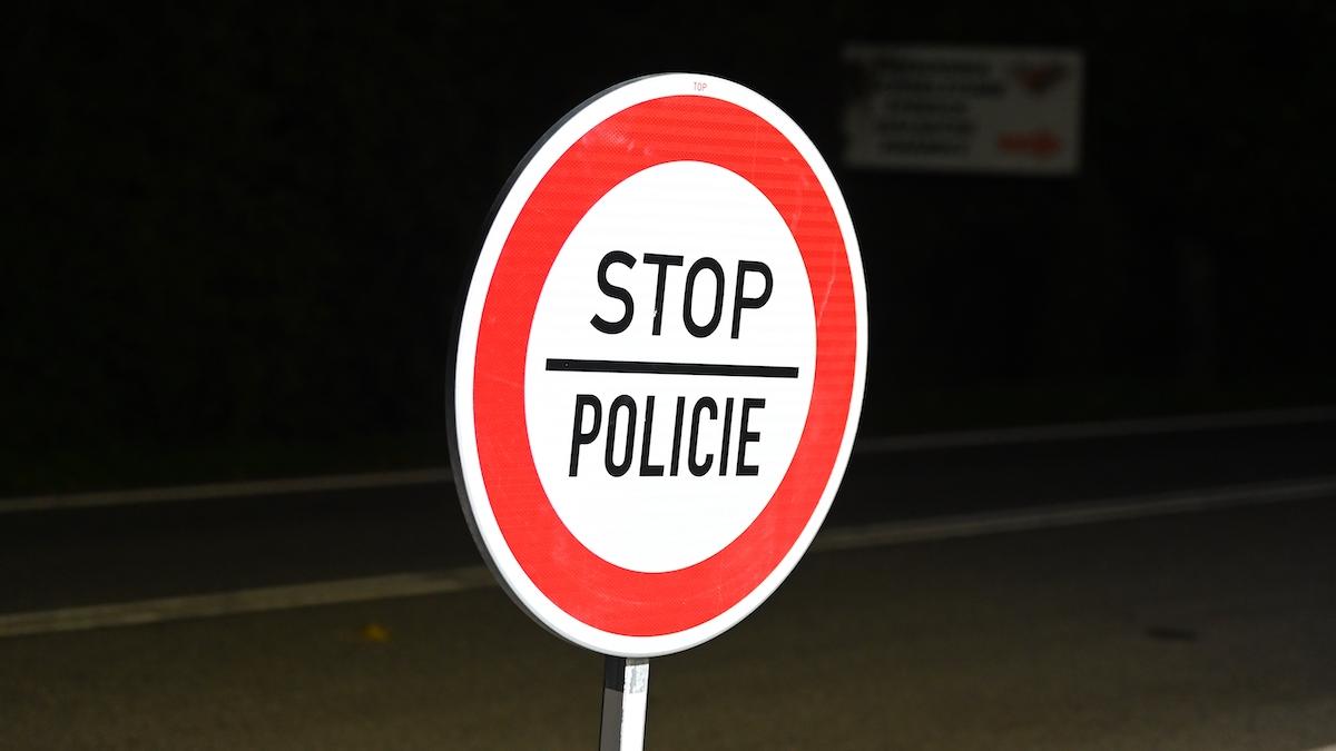 Dopravná značka Stop polícia na hraniciach medzi Českou republikou a Slovenskou republikou