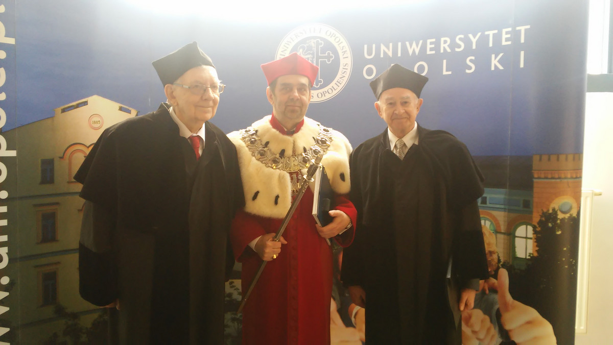 Prof. Marceli Kosmala i prof. Tomasz Szarota zostali dziś uhonorowani tytułami doctora honoris causa na Uniwersytecie Opolskim. Uroczystości, jakie dziś odbywają się na uczelni, to także obchody 23 powołania uniwersytetu.