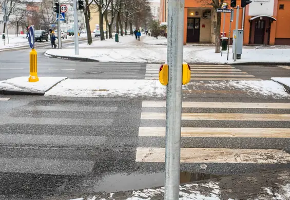 Niewidomi są kierowani prosto na słup. Miasto tłumaczy: "Mieliśmy pieniądze"