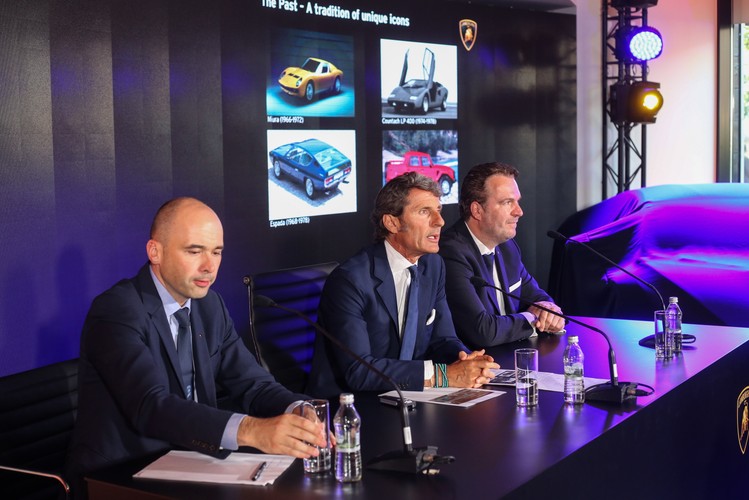 To kolejny po markach Bentley, Ferrari, Aston Martin, Rolls-Royce i Maserati salon superluksusowej marki w Polsce. Szefem salonu Lamborghini jest Piotr Jędrach.<br><b>Na zdjęciu:</b>Od lewej: szef marki w Polsce - Piotr Jędrach, prezes Automobili Lamborghini - Stephan Winkelmann i dyrektor sprzedaży Lamborghini Wiedeń - Robert Engstler, podczas konferencji prasowej z okazji otwarcia pierwszego salonu Lamborghini w Polsce.<br><br> (mr) PAP/Rafał Guz