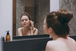 'Eliksir młodości' z apteki za kilkanaście zł. Wygładza zmarszczki i wzmacnia skórę