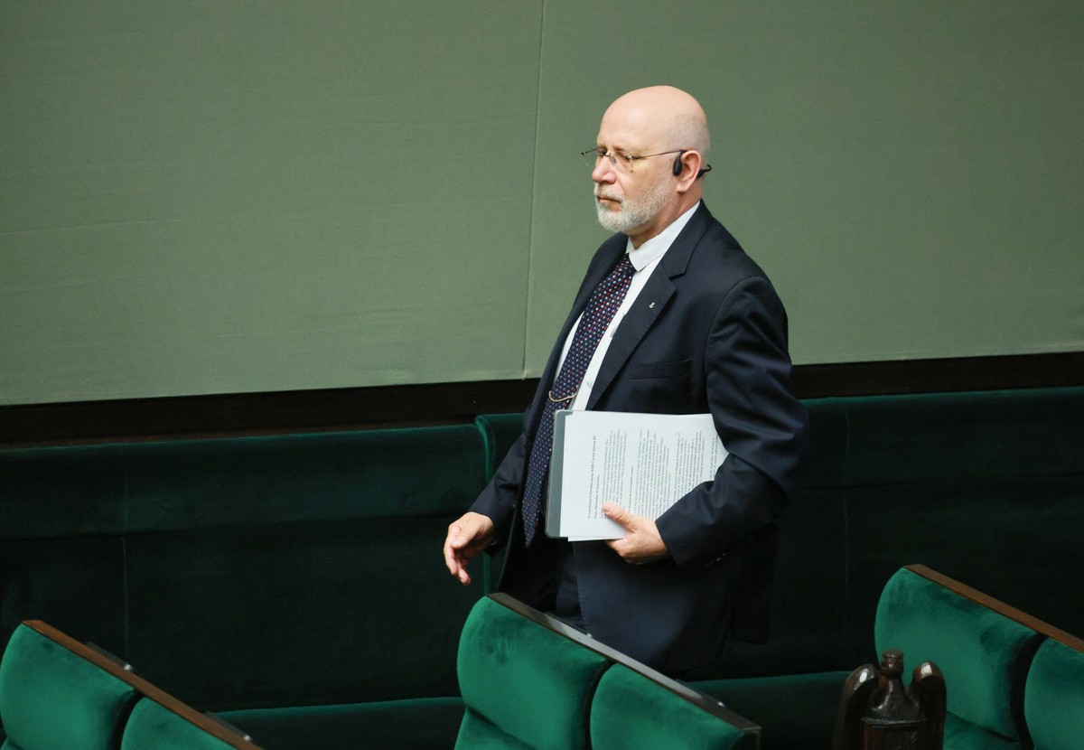 Burzliwe obrady w KRRiT. Próba odwołania przewodniczącego i niespodziewana przerwa