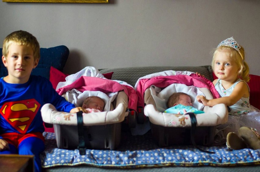 Jana i Sara sa bratom i sestrom 