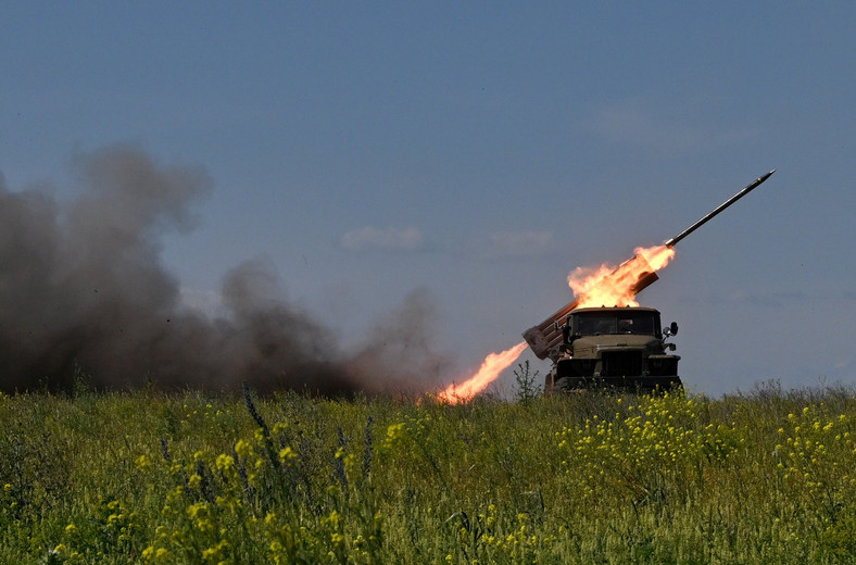 Ukraińscy żołnierze strzelający z wyrzutni rakiet wielokrotnego rażenia BM-21 Grad w kierunku rosyjskich pozycji na linii frontu w pobliżu Bachmutu, 20 czerwca 2023 r.