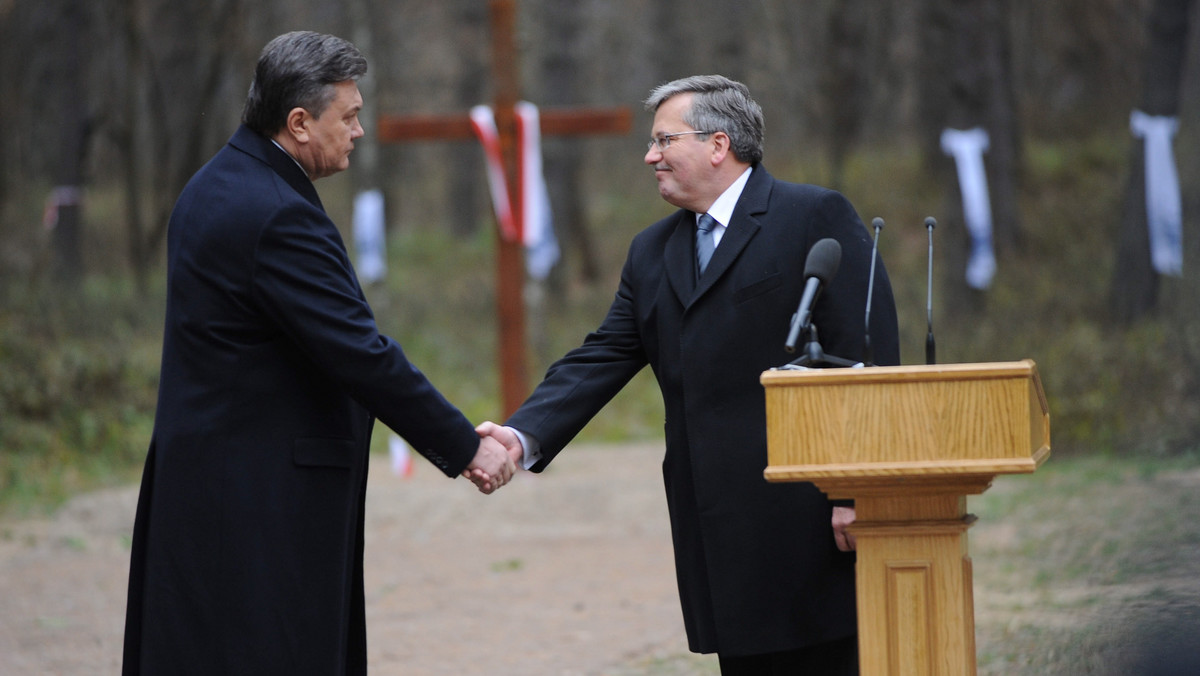 Prezydenci Polski i Ukrainy Bronisław Komorowski i Wiktor Janukowycz wspólnie wmurowali akt erekcyjny pod budowę polskiego cmentarza wojskowego na leśnym cmentarzysku ofiar komunizmu w Bykowni pod Kijowem.
