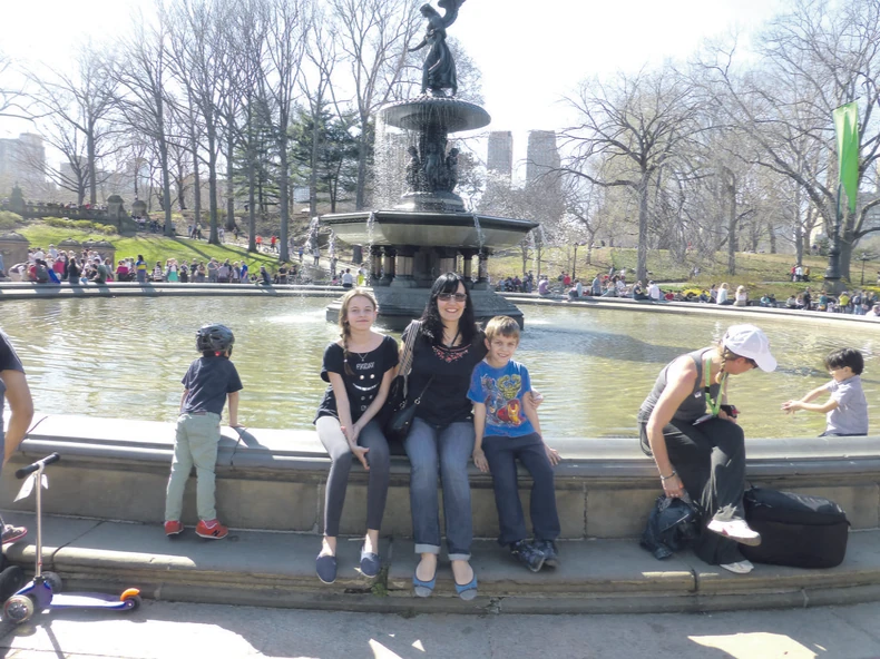 PORODICA: Biljana sa decom u Central parku
