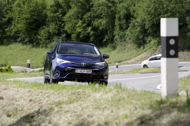 Toyota Avensis po liftingu - nie odstaje od konkurentów