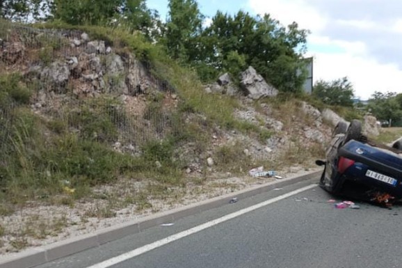 TEŠKA NESREĆA NA ZLATIBORSKOM PUTU Prevrnuo se automobil, dečije igračke razbacane po asfaltu