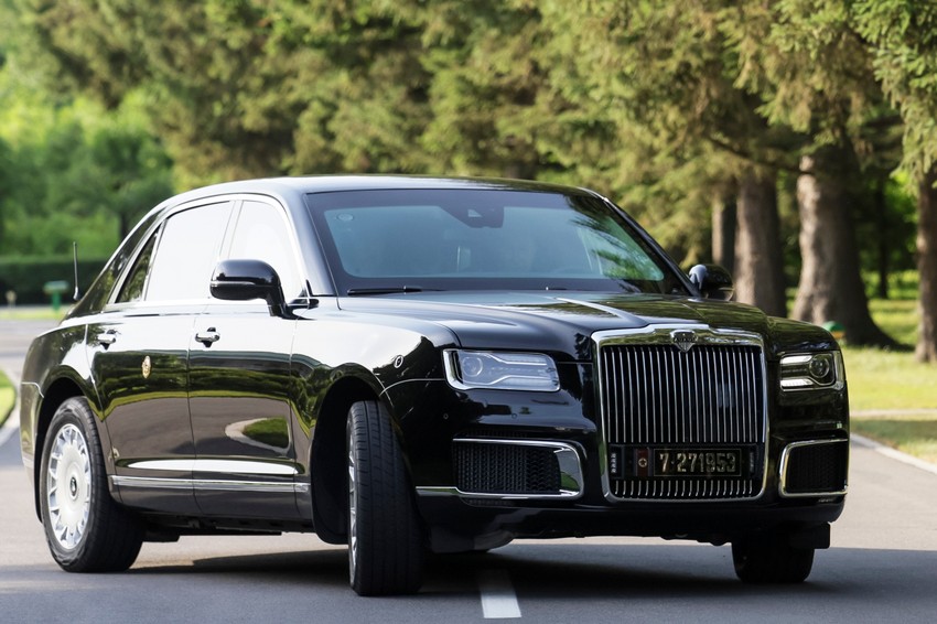 Vladimir Putin i Kim Džong Un u limuzini "aurus"