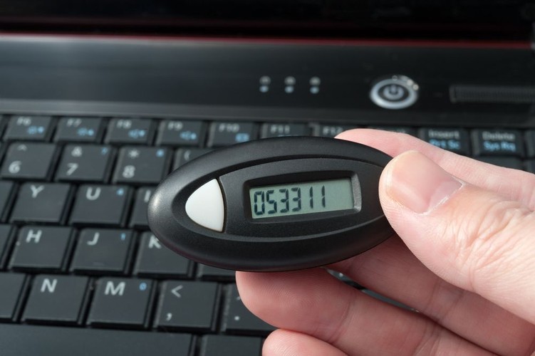 3.	Zagrożone także tokenyNa niebezpieczeństwa narażeni są również klienci, niezbyt ostrożnie korzystający z tzw. e-tokenów. Cyberprzestępcy są w stanie przejąć nad nimi kontrolę, gdy włożone są do portu USB komputera. W rezultacie mogą zyskać dostęp do jednorazowych haseł autoryzacyjnych, generowanych przez to urządzenia. Efektem może być przelew środków z konta na obcy rachunek.