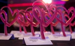 „Czerwona kokardka” rozświetliła centrum stolicy