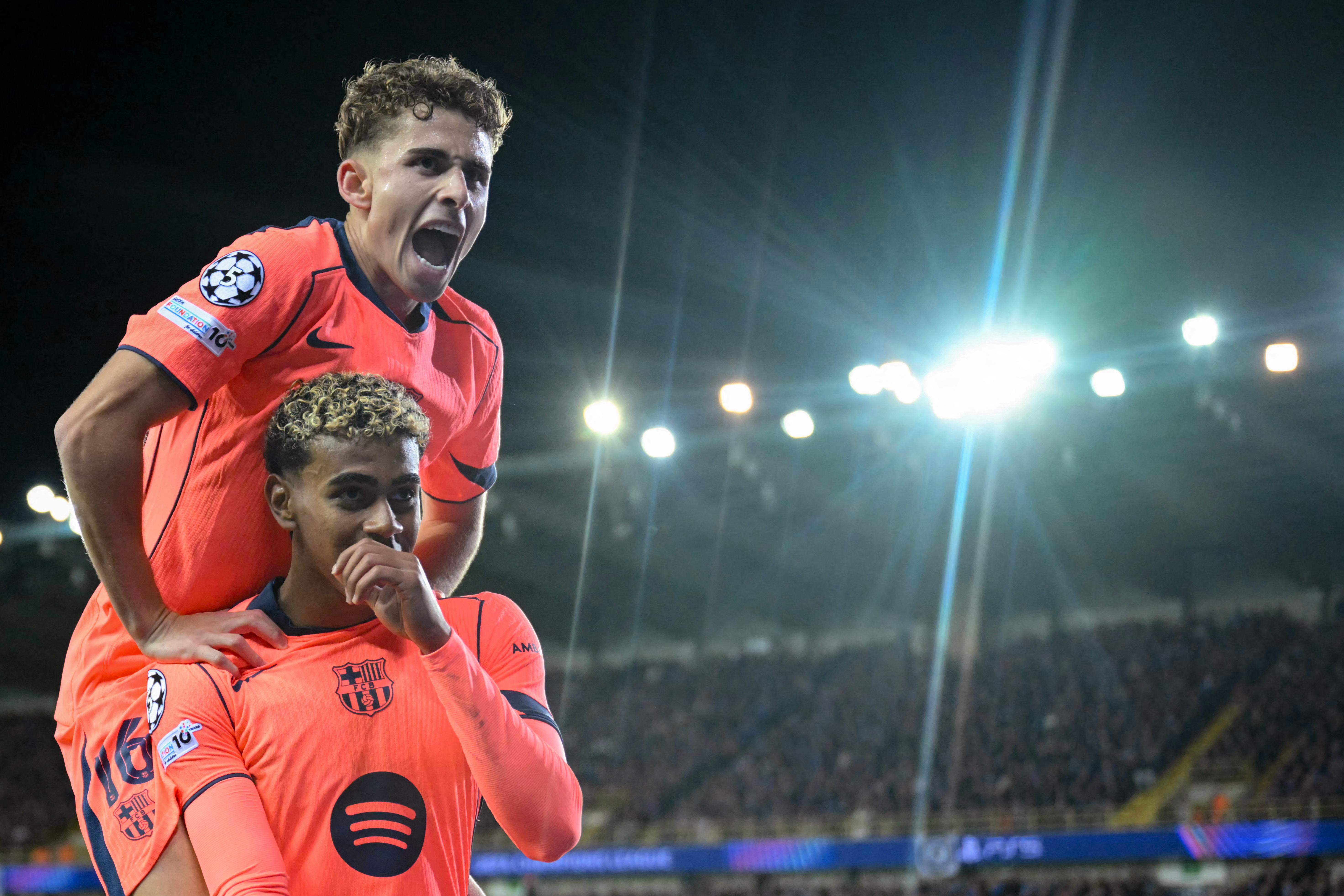 De ex-Ajax-aanvaller Forbs schittert met twee goals tegen Barcelona in de Champions League