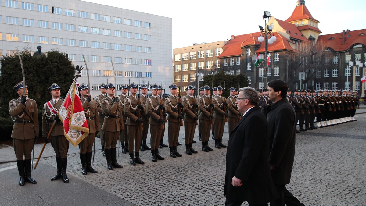 Prezydenci Polski Bronisław Komorowski i Węgier Janos Ader rozpoczęli po południu wspólną dwudniową wizytę w Katowicach. Wraz z małżonkami wezmą w sobotę udział w obchodach Dnia Przyjaźni Polsko-Węgierskiej.