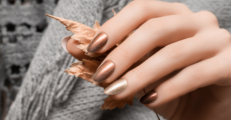 Modne paznokcie na jesień 2021. 10 pomysłów na jesienny manicure