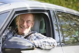 Seniorzy na drogach - czy stanowią większe zagrożenie niż młodzi kierowcy?