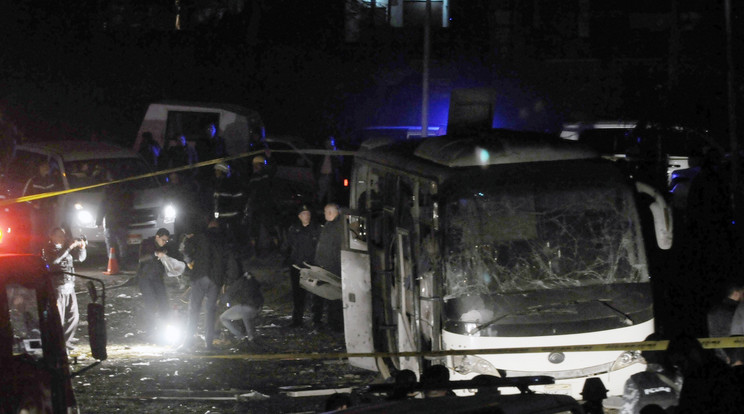 Kairóban turistabuszon robbantottak a terroristák / Fotó: MTI / EPA