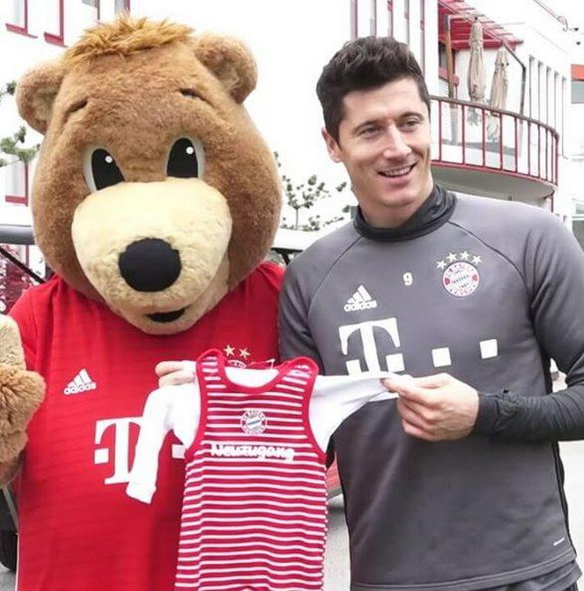 Robert Lewandowski przyjął prezenty dla Klary od Bayernu Monachium