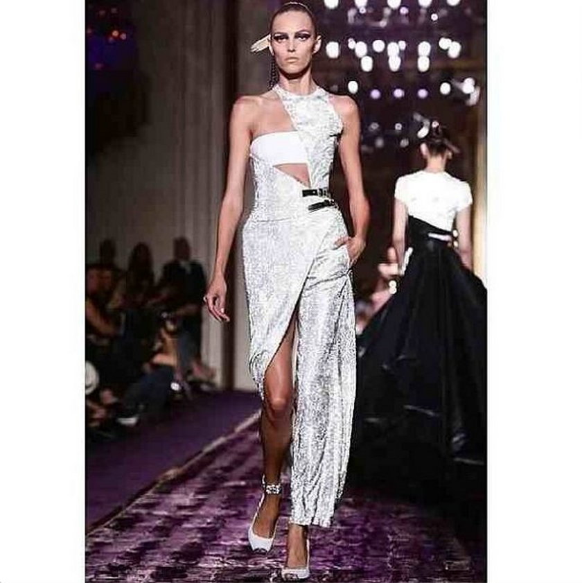 Anja Rubik podczas pokazu Atelier Versace w Paryżu