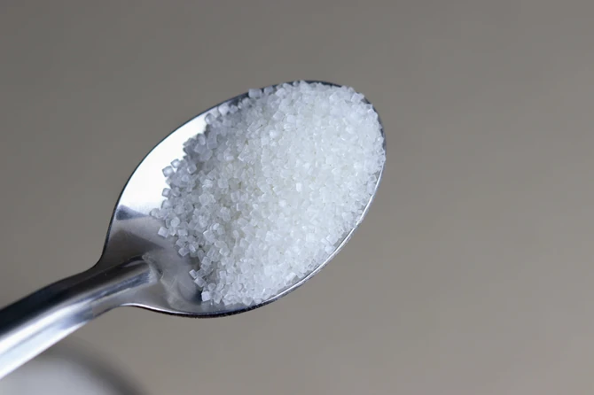 Šećer deluje kao prirodno sredstvo, ali bez agresivnih sastojaka.