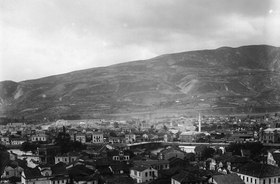 Skopje (widoczny XV-wieczny meczet Burmali), 1913, Narodowe Archiwum Republiki Macedonii Północnej – Oddział Skopje, domena publiczna, autor fotografii nieznany