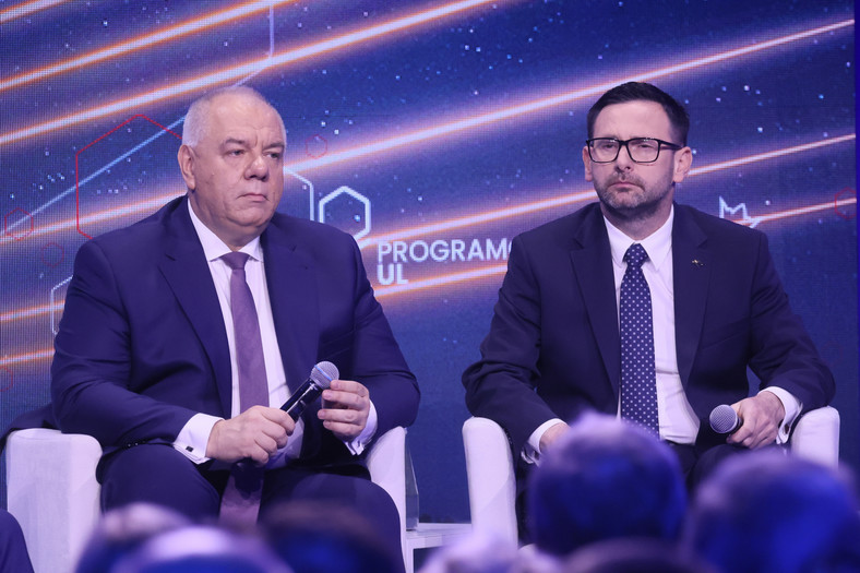 Wicepremier, minister aktywów państwowych Jacek Sasin (L) i prezes zarządu koncernu PKN Orlen Daniel Obajtek (P) w 2023 r.