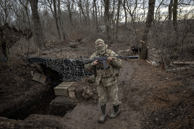 Ukraiński żołnierz w Doniecku, grudzień 2023 r.