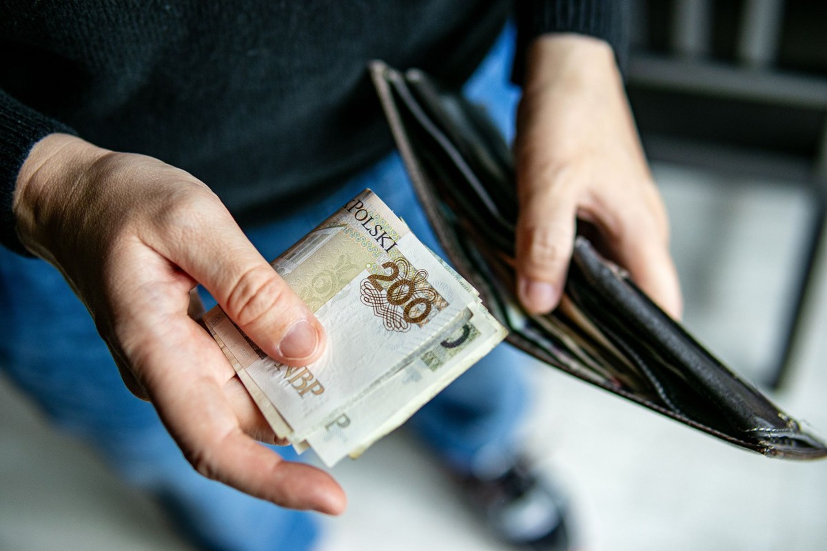 215 złotych zasiłku od 1 listopada 2025 co miesiąc. Komu przysługuje?