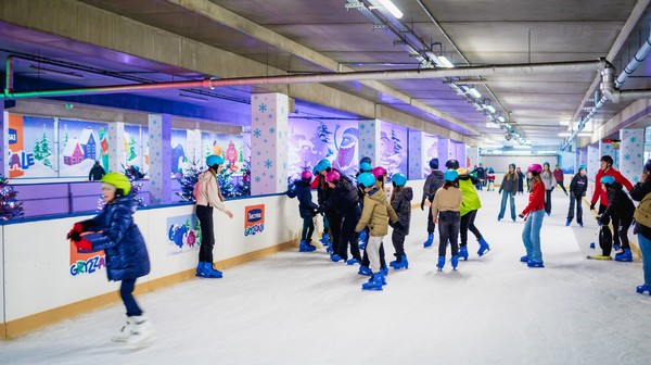 Ślizgawka znajduje się na 2. piętrze parkingu wielopoziomowego. 