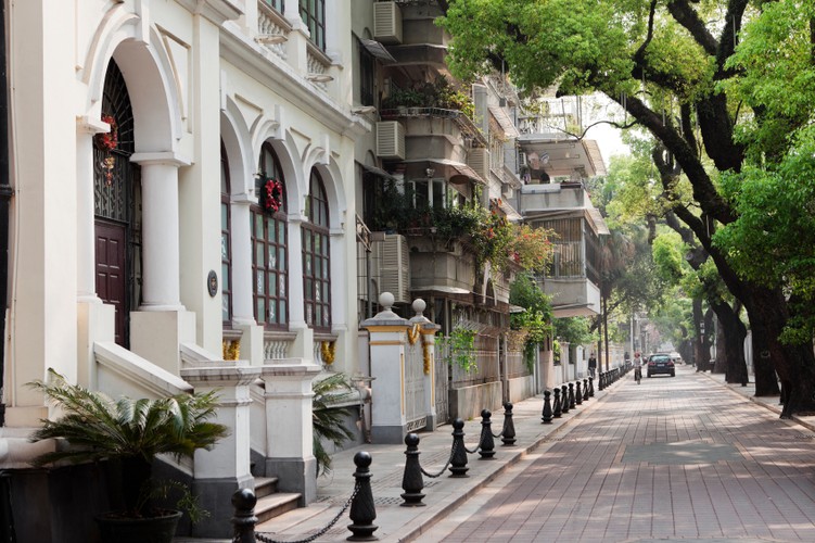 Wyspa Shamian z kolonialną architekturą z czasów, gdy ten fragment piaszczystej ziemi był koncesją brytyjsko- francuską. Pięknie odrestaurowane domy pierwszych kupców z Zachodu, ciche, zielone zaułki, w których chińskie młode pary pozują do zdjęć.