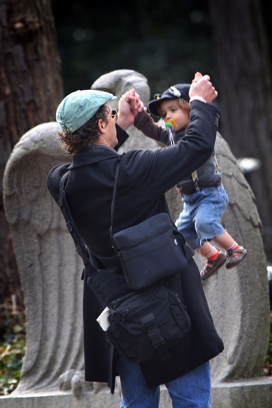 Matthew McConaughey z rodziną w parku