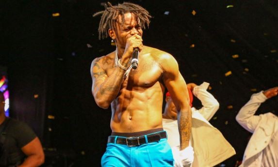 Diamond Platnumz performing on stage (Instagram)
