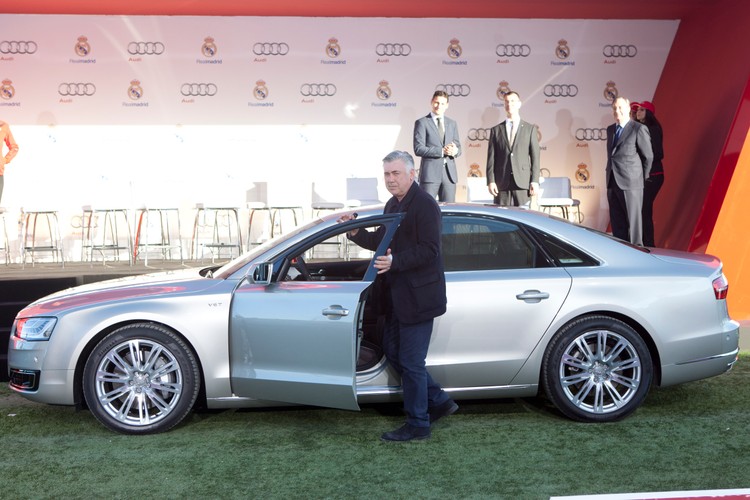 Trener Carlo Ancelotti i Audi A8