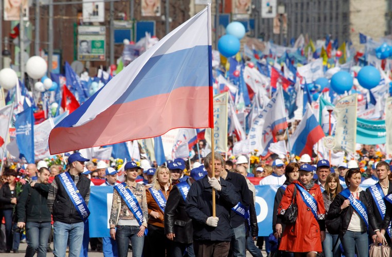 Manifestanci nieśli flagę Rosji
