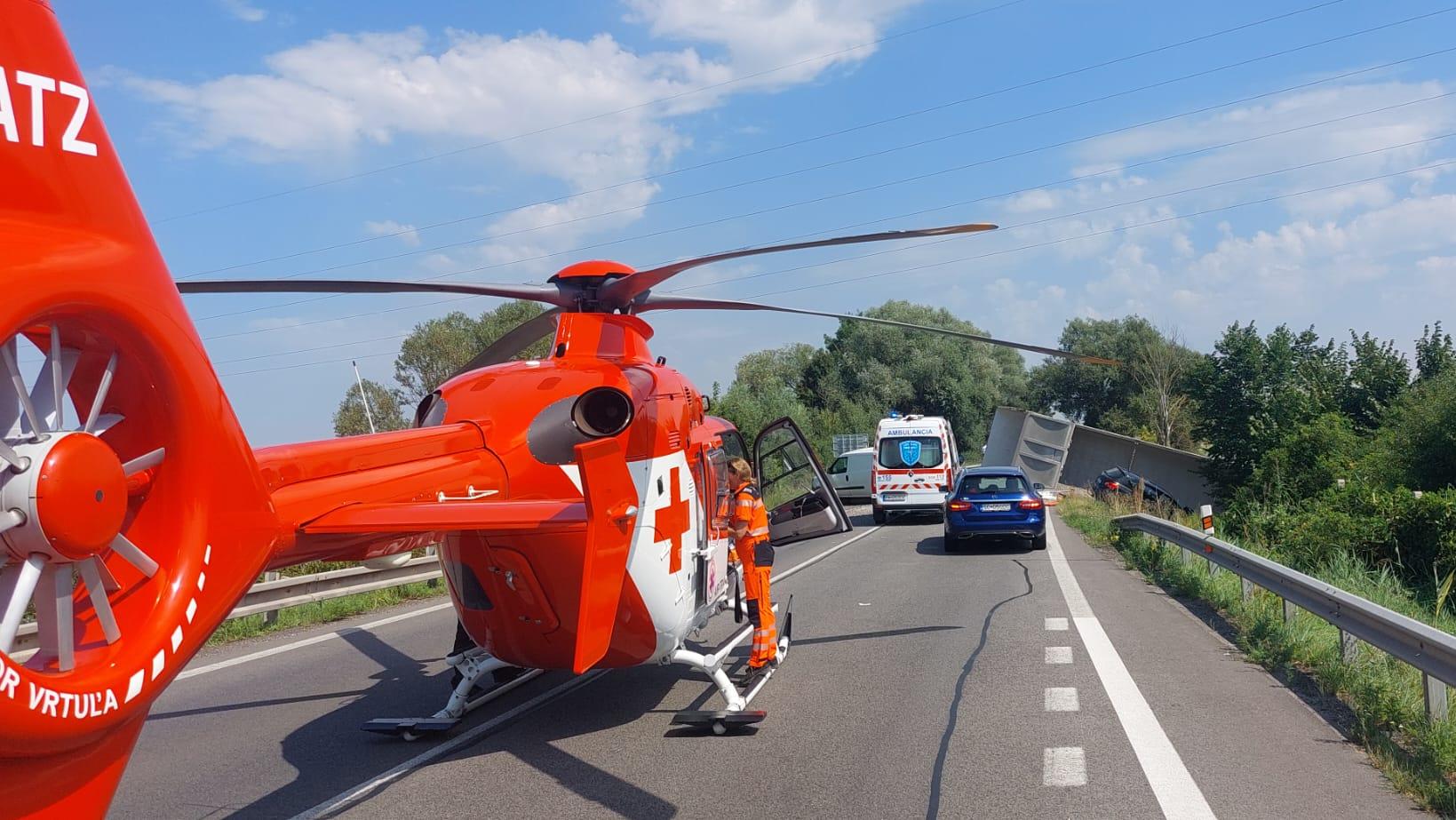 Vážna nehoda pri Kútoch: Cesta je obojsmerne uzavretá, hlásia zranených!