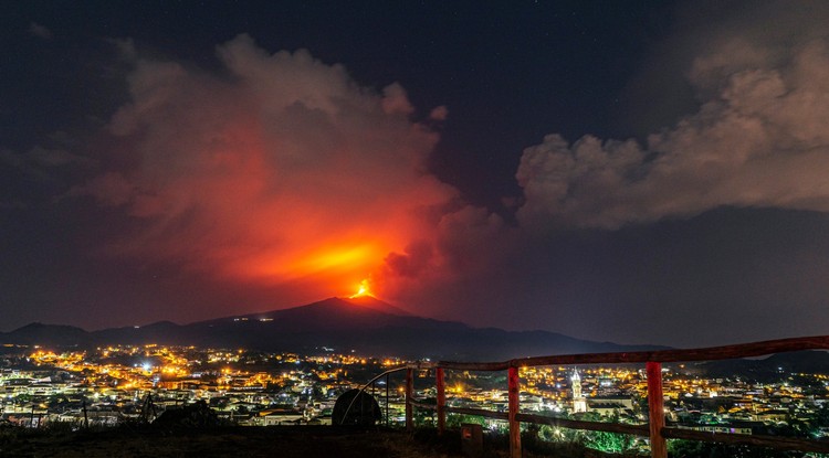 Láva ömlik az Etna egyik kráteréből a szicíliai Catania közelében 2021. május 29-én hajnalban