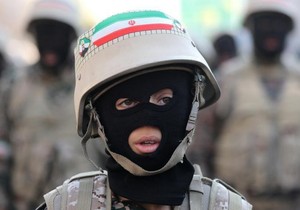 Pripadnik iranske dobrovoljačke milicije Basidž prisustvuje maršu u Teheranu u januaru 2025. godine | Foto: Majid Asgaripour/WANA/Reuters